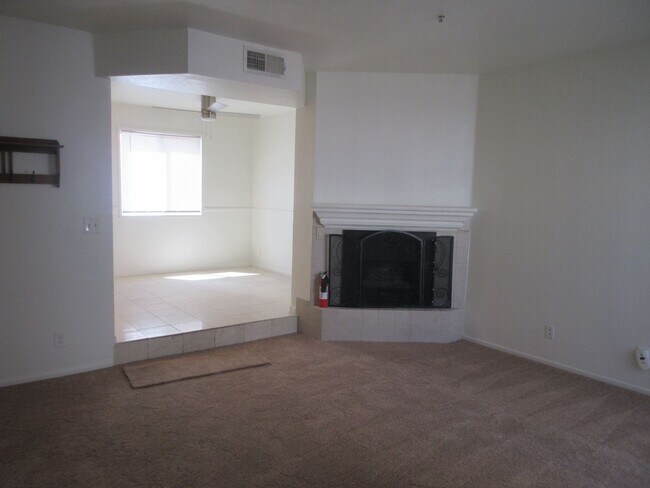 Building Photo - Wonderful townhouse on Glenoaks!