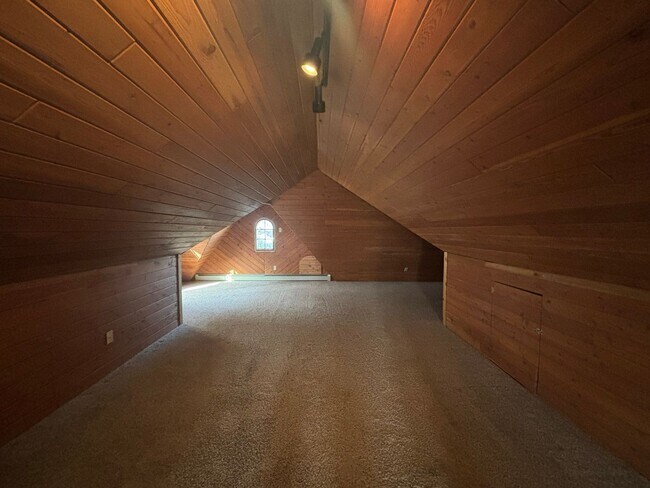 Building Photo - 104 6th Ave N