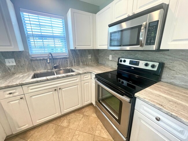 Building Photo - 3 Bedroom, 2 Bath Townhome in Park West of...