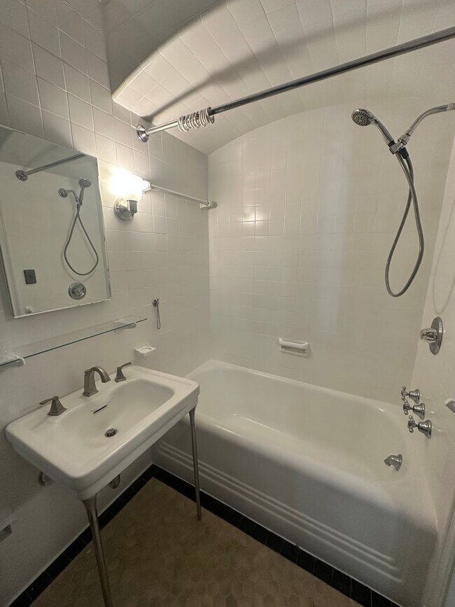 Building Photo - 2007 Kenilworth Pl