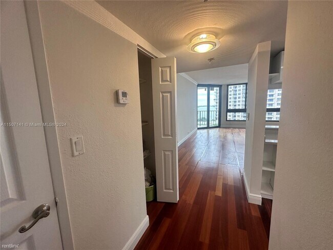 Building Photo - 1 br, 1.5 bath Condo - 520 Brickell Key Dr...