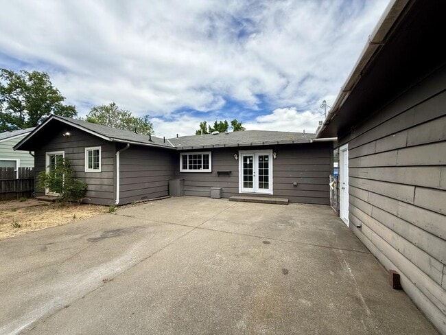Building Photo - 733 NE Wharton Dr