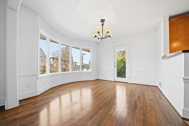Building Photo - Three bedroom and Two Bathroom home in Portland Heights! Gourmet Kitchen and incredible natural L...