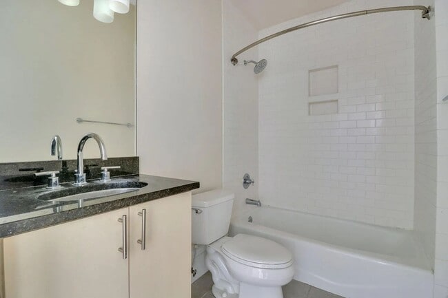 Building Photo - 2 BED | 2 BATH | PRIVATE FRONT AND BACK PORCH | MIDTOWN