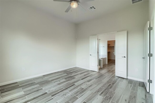 Building Photo - 5204 Bonneville Bend