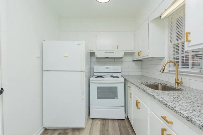 Primary Photo - Room in Townhome on Greenbriar Rd
