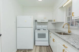Building Photo - 200 Greenbriar Rd
