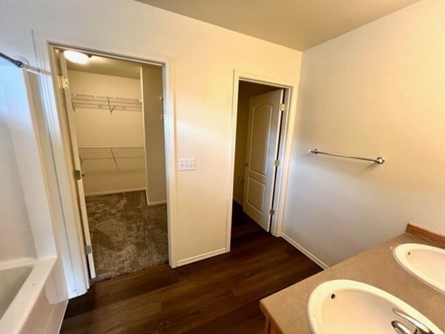 Building Photo - Lovely Single Level 3 Bedroom home in Redmond!