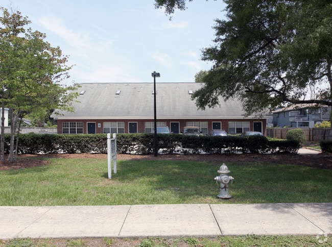 Building Photo - Spirea Court Apartments