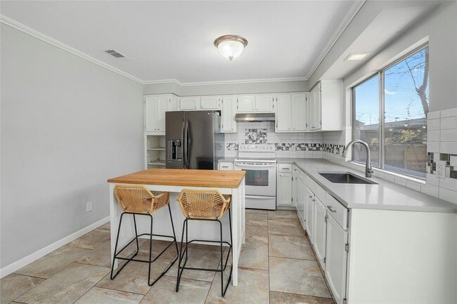 Building Photo - 2002 Millay Dr