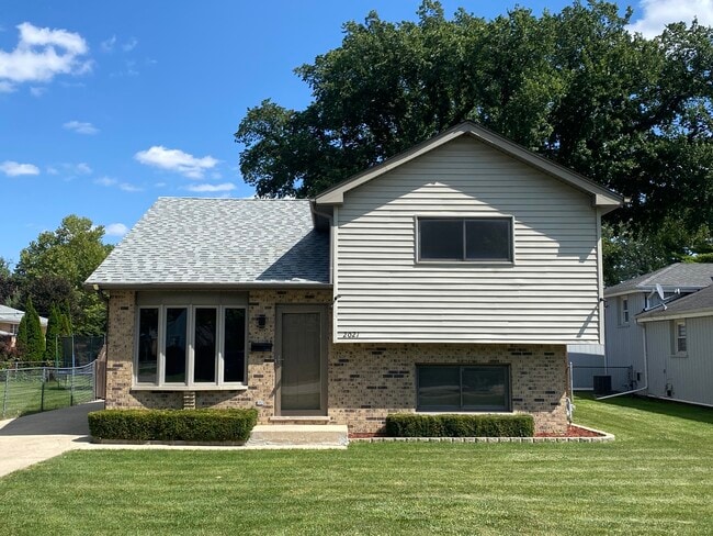 Primary Photo - 2021 Kirschoff Ave