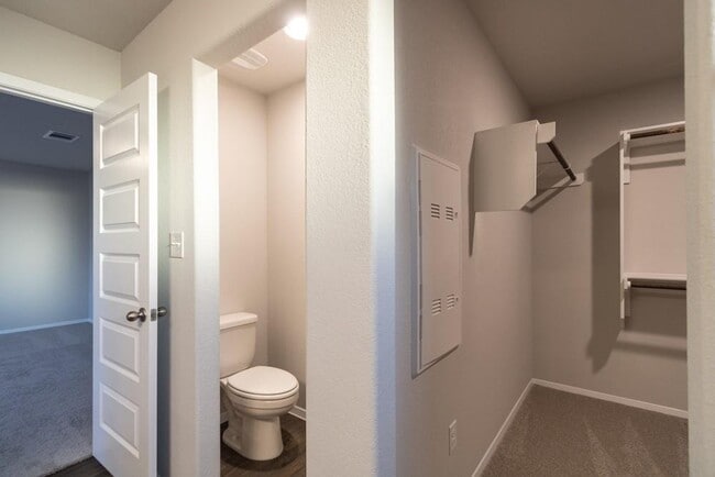 Building Photo - 213 Riverhill Cv