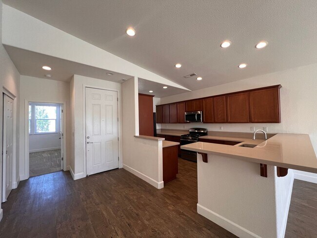 Building Photo - Large 4 bedroom home located in Green Vall...