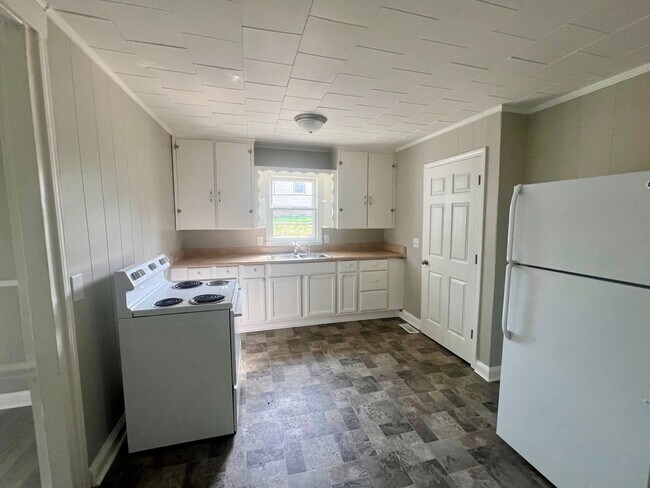 Building Photo - Three bedroom, 1 bath home in Burlington