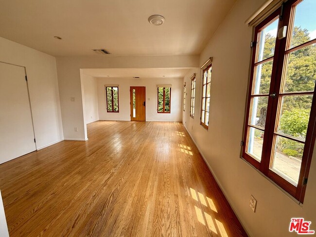 Building Photo - 4246 Lexington Ave