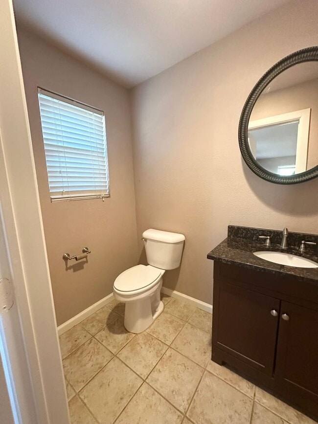 Building Photo - 3 Bed 2.5 Bath Ready To Rent ASAP!