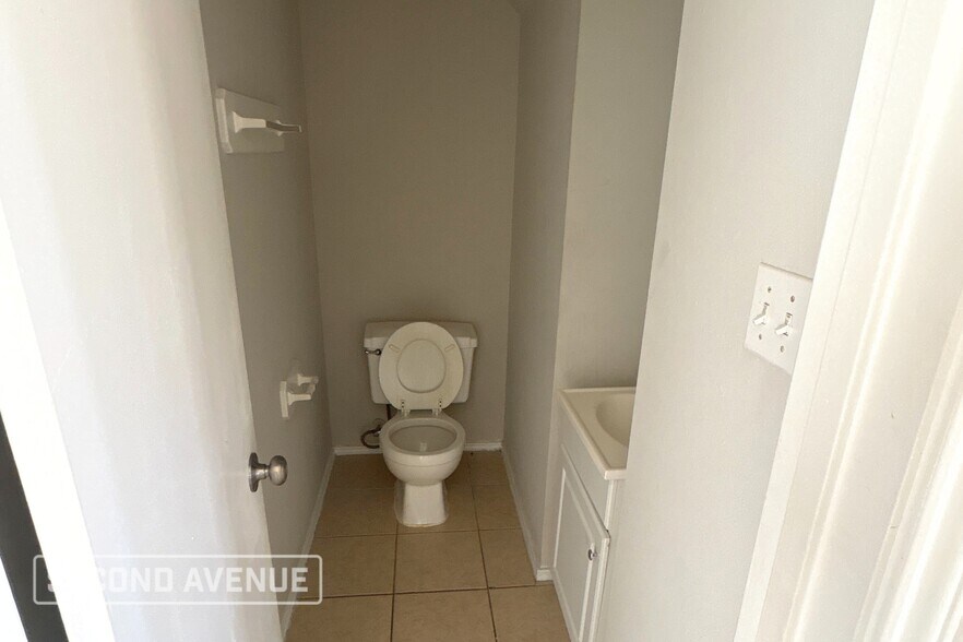 Building Photo - 993 Shelton Ln