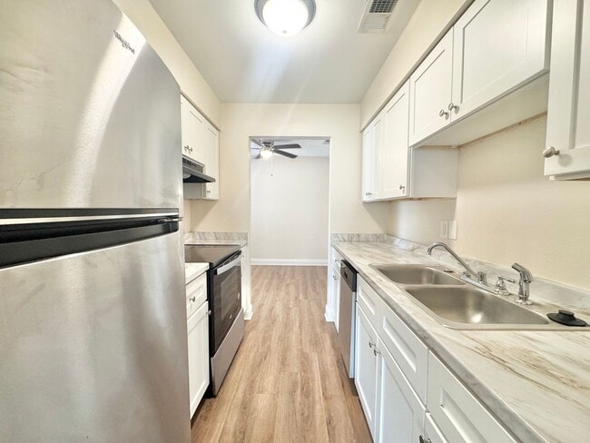 Building Photo - Apartment - Right off Cypress Gardens Blvd!