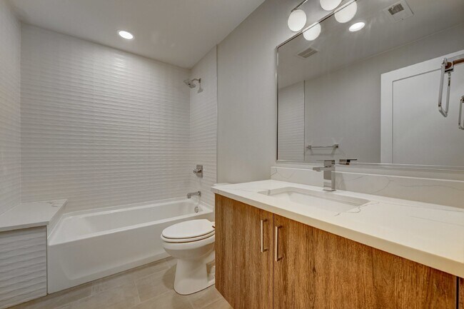 Building Photo - $3,900 - 4 Bed, 3.5 Bath Updated Townhome ...