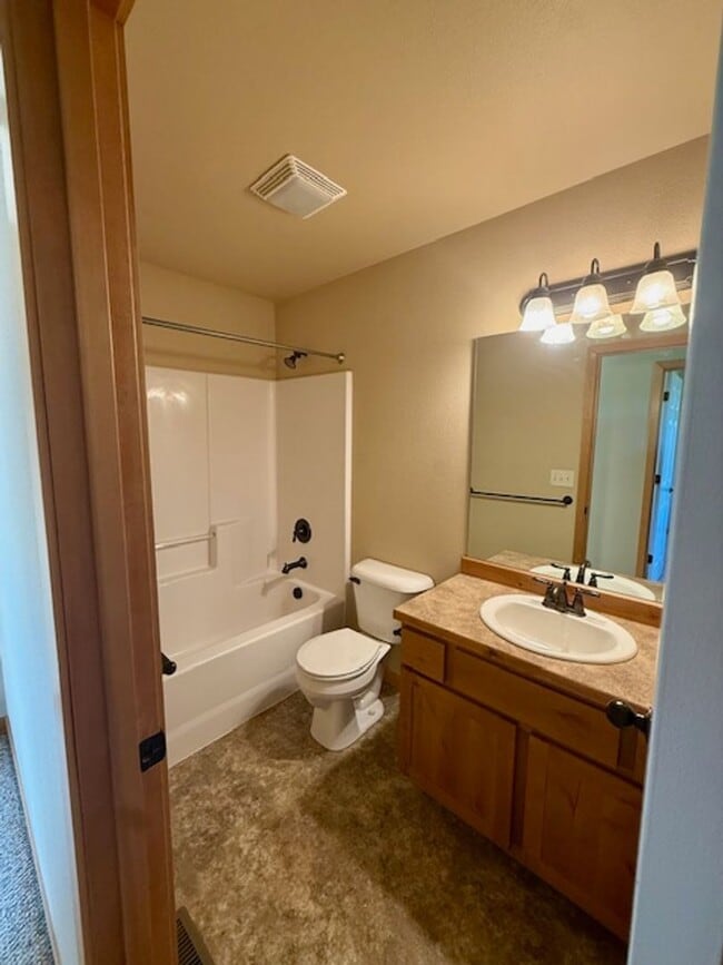 Building Photo - 3 Bedrooms 2 1/2 Bathroom Townhouse
