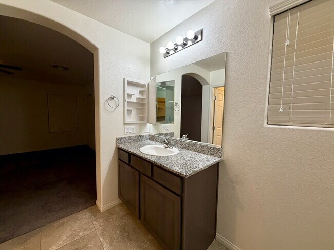 Building Photo - Beautiful 2260sqft 3bed 2.5bath with tile downstairs, carpet in Den & Living Room