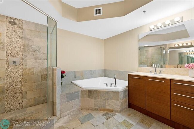 Building Photo - 2641 N Flamingo Rd