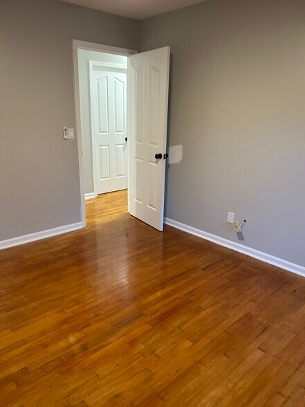Duplex Upper Level Rental- MAster Bedroom - 345 Ashland Manor Dr