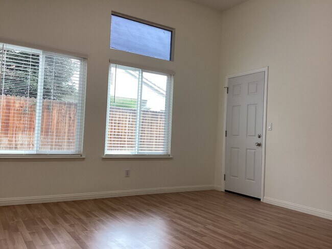 Building Photo - 7526 N Ellendale Ave