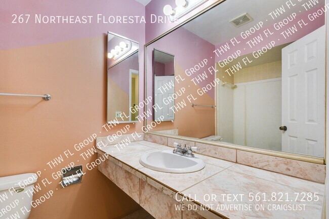 Building Photo - 267 NE Floresta Dr