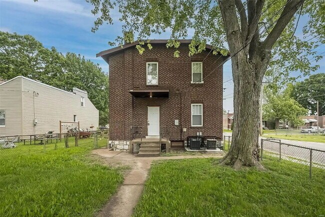 Building Photo - "Charming 2-Bed Duplex Retreat on Pennsylvania Ave – Spacious 1170 Sq Ft in Vibrant St. Louis!"