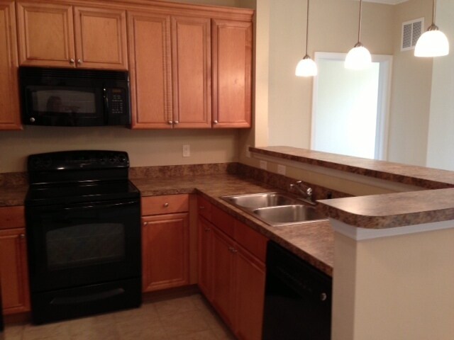 Building Photo - 2 Bedroom, 2 Bath Condo @ Campus View Sout...