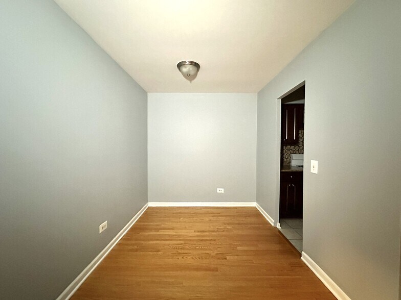 Building Photo - 5820 N Sheridan Rd