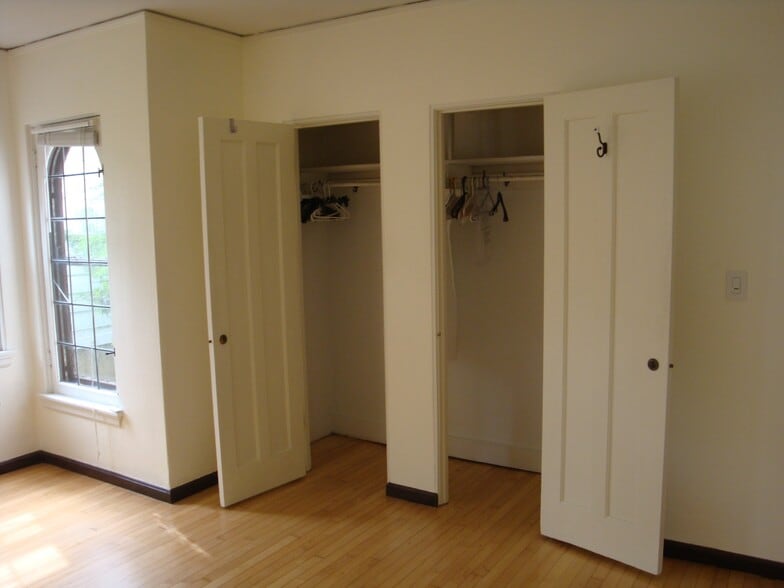 Lighted double Closet - 2206 E Stratford Ct