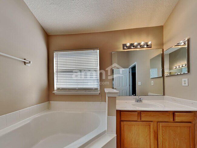 Building Photo - 3108 Silverado Cir