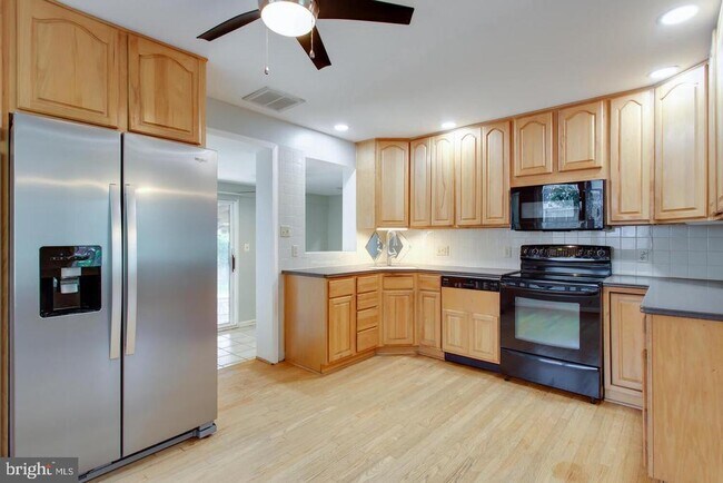 Building Photo - 5834 Pratt St