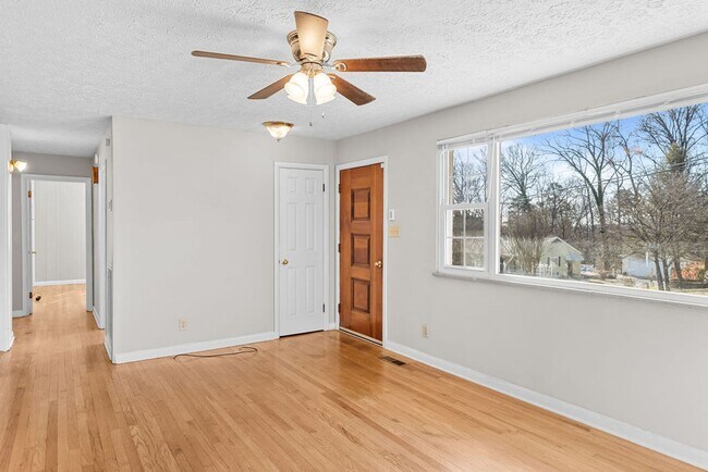 Building Photo - Updated 3bd/2bth home with Remodeled Master Suite & Prime Location!