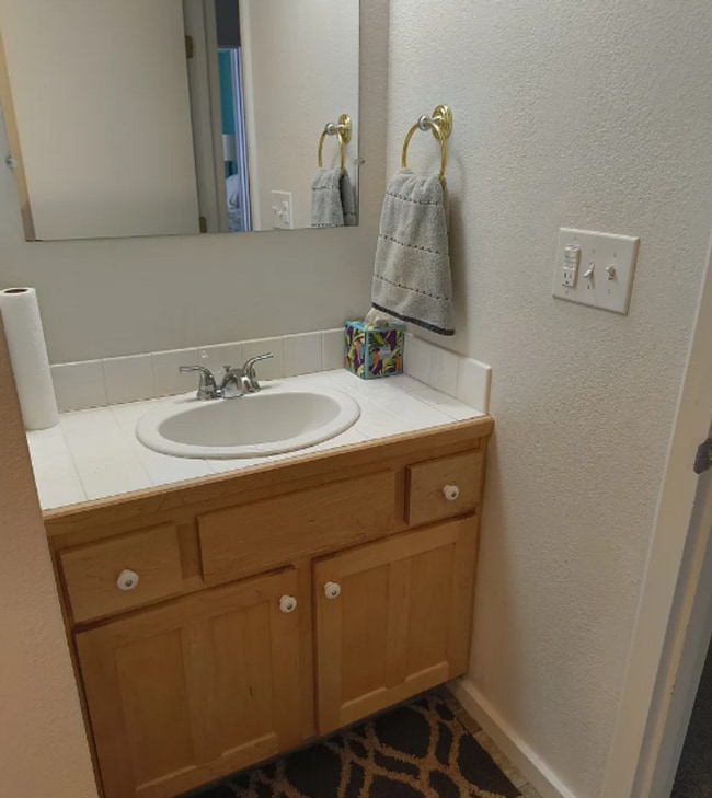 Building Photo - 2 Bedroom/1.5 Bathroom unit in Murray!