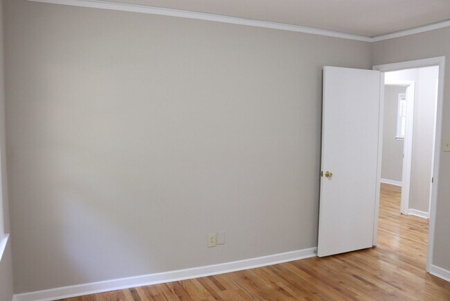 Building Photo - 3-Bedroom thats move-in ready and just wai...