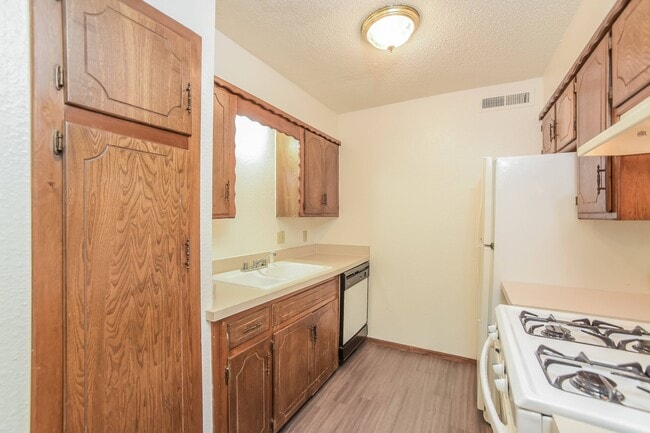 Classic unit kitchen (10FB10) - Vines at Eleanor