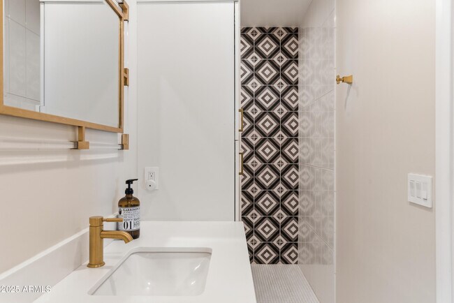 Building Photo - 4601 N Royal View Dr