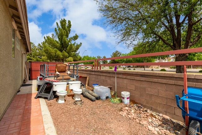 Building Photo - Lovely home in cul-de-sac lot with fenced pool!