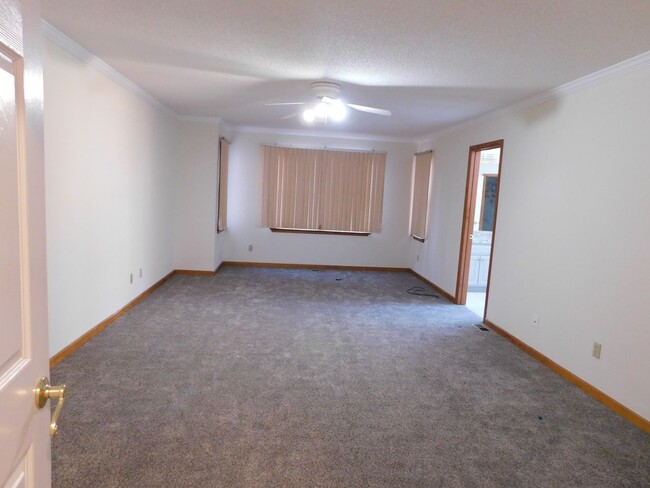 Building Photo - 3 bedroom 2.5 bathroom in Forrest Park Sub...