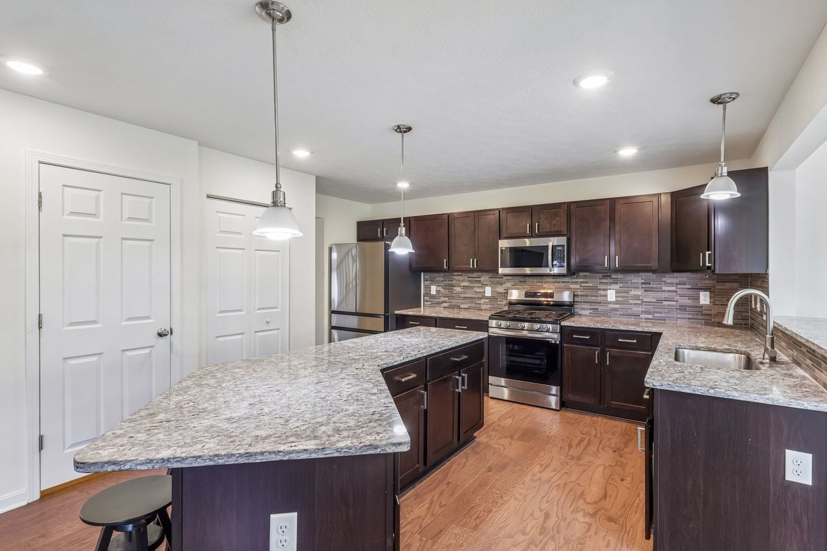 Building Photo - 1105 Deerfield Dr