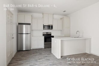 Building Photo - 848 Deluxe St