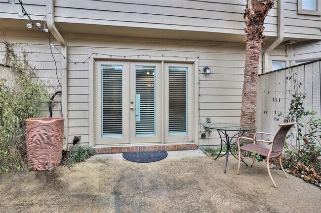 Building Photo - 938 Memorial Village Dr