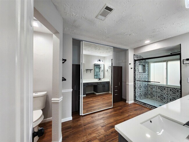 Building Photo - 2118 Creston Dr