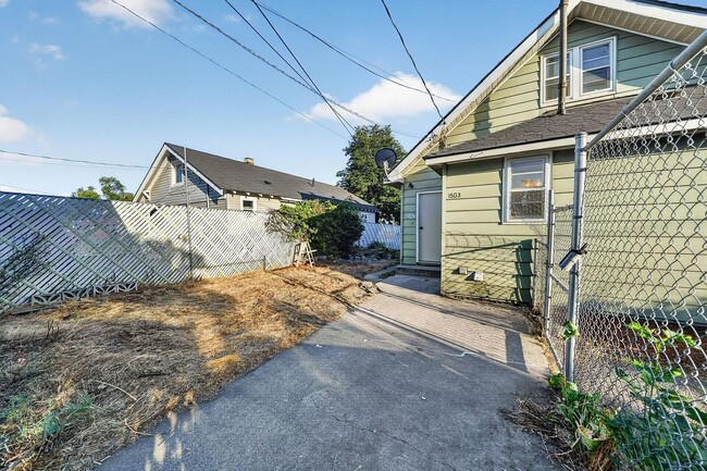 Building Photo - 1503 E Wellesley Ave