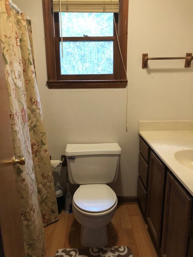 Building Photo - **SCHOOL YEAR RENTAL-TWO STUDENT MAX** AVAILABLE MID-AUGUST TO MID-MAY