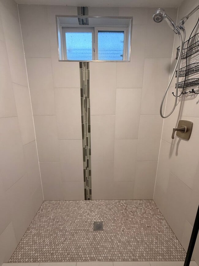 Building Photo - Spacious Twin Lakes Gem!!!