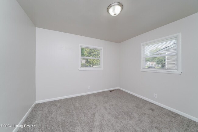 Building Photo - 323 S 43rd St